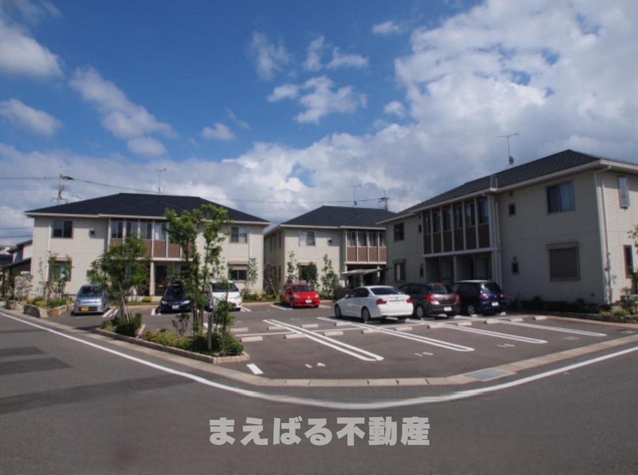 建物外観　住宅街に立地