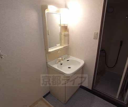 洗面設備　大きな鏡はポイント高いです・