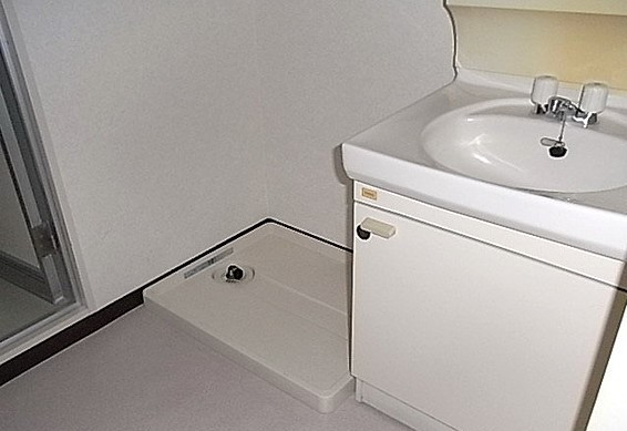 洗面設備　朝の身支度に便利な独立洗面台。