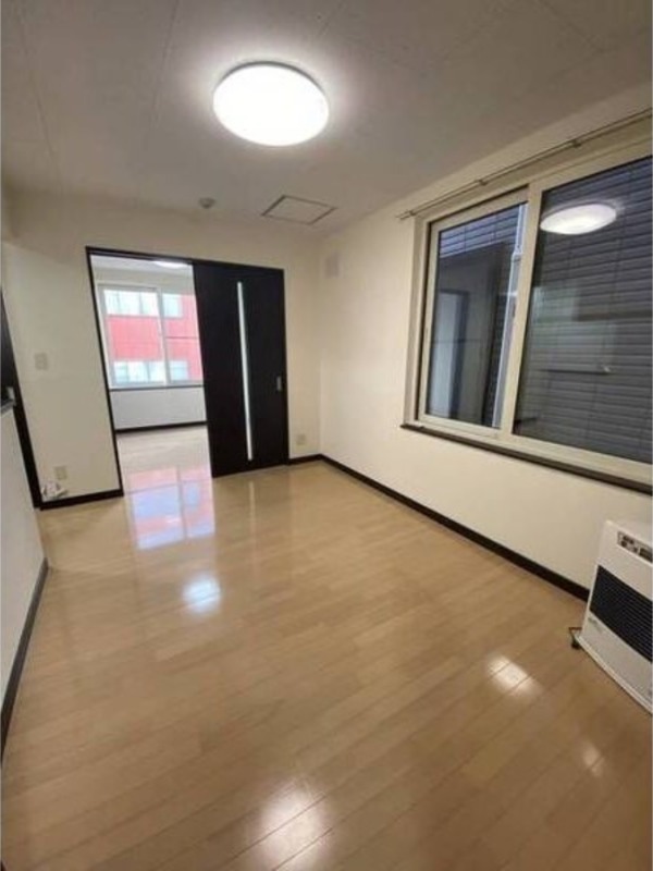 居室・リビング　退去予定につき同タイプ別号室の画像です。