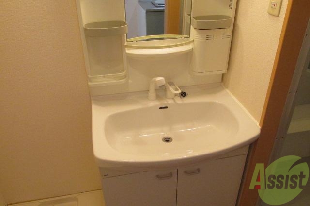 洗面設備　シャンドレ付の大きな洗面台です。