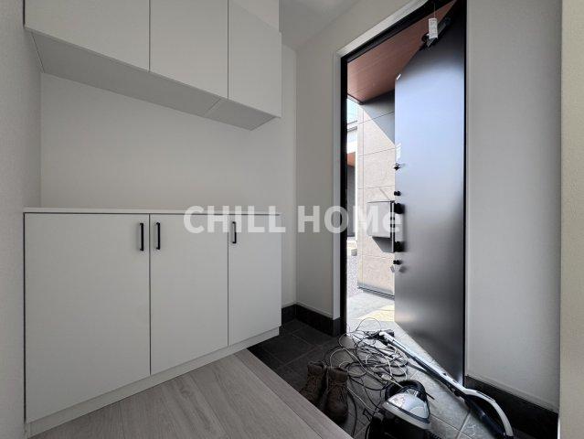 玄関　当社、チルホームのHPもご覧ください(^^)/物件情報多数♪