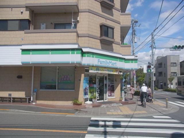 コンビニ　ファミリーマート（コンビニ）まで50m