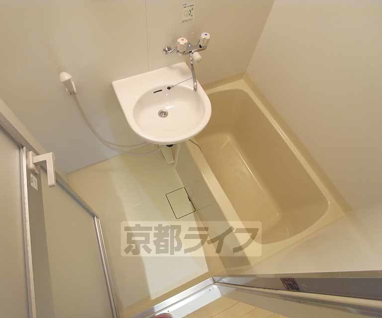 バス・シャワールーム　バスルームです