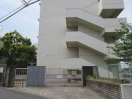 中学校　高石市立取石中学校（中学校）まで590m