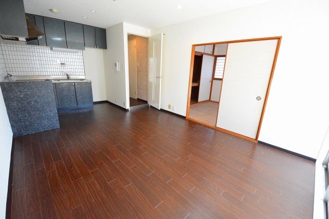 居室・リビング　床が落ち着いた色合いで、とても綺麗です！