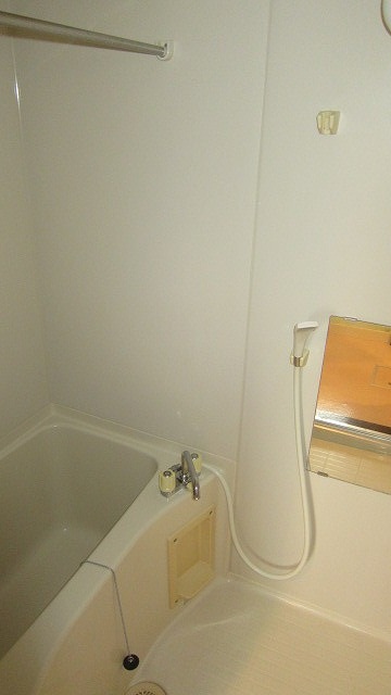 バス・シャワールーム　お風呂は浴室乾燥機付きです！雨の日はこっちで洗濯物を干せます