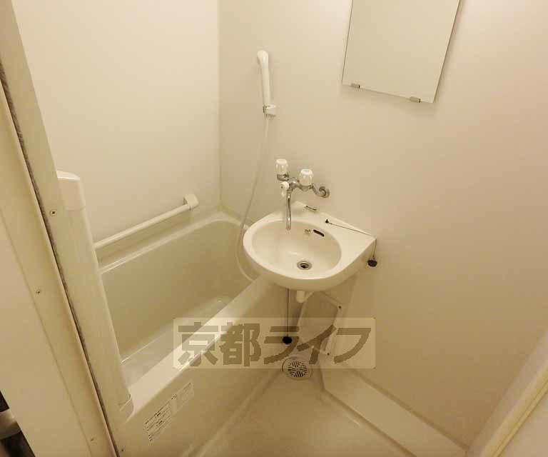 バス・シャワールーム　バスルームです