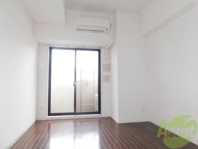 居室・リビング　フローリングの色がいいでしょ。ピカピカしています。