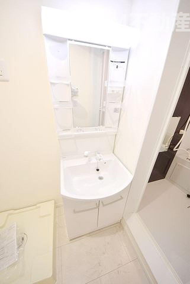 洗面設備　明るい洗面所です