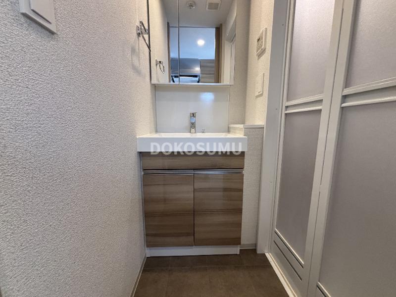 洗面設備　忙しい朝もスムーズに。使いやすさを追求した清潔な洗面空間。