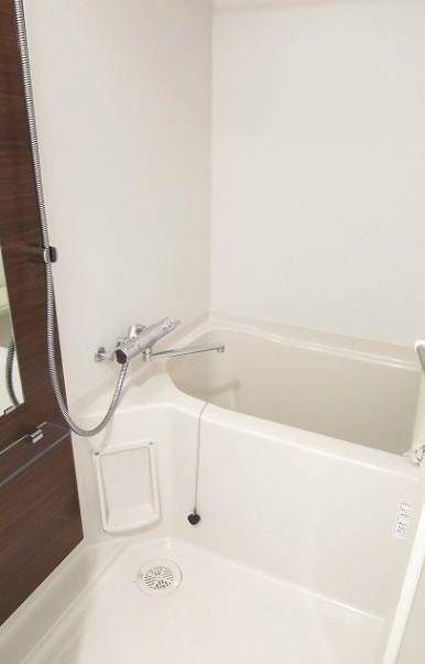 バス・シャワールーム　浴室乾燥機付きバス。