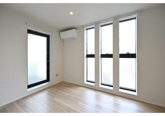 居室・リビング　こちらのリビングで趣味の時間をお楽しみください♪