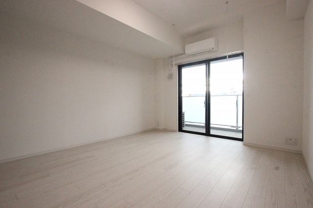 居室・リビング　同物件別室です。