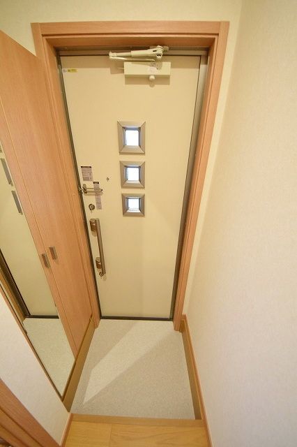 玄関　お問い合わせはタウンハウジングまで