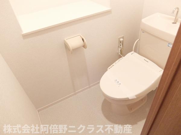 トイレ　内装は別部屋の参考写真です。