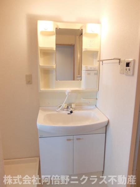 洗面設備　内装は別部屋の参考写真です。