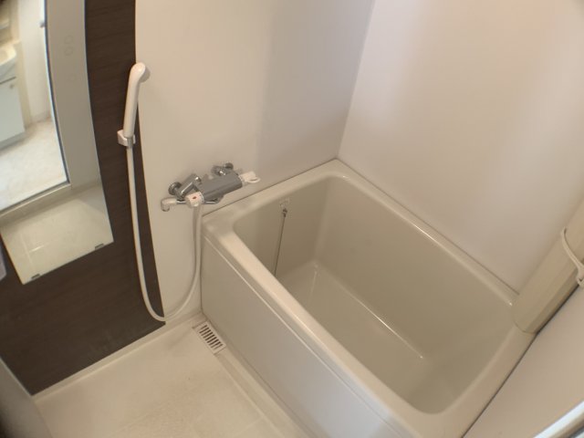 バス・シャワールーム　大きな鏡のある浴室です♪