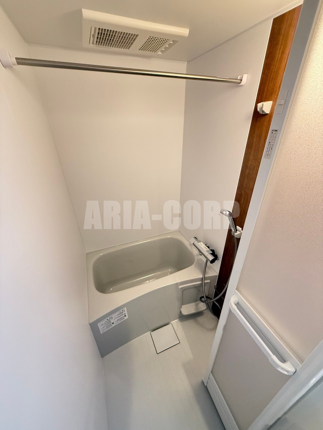 バス・シャワールーム　浴室乾燥機付き。カラーパネル採用でお洒落なバスルームです。