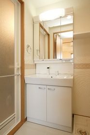 洗面設備　独立洗面台あり、毎朝おしゃれに忙しい女性の方におすすめです