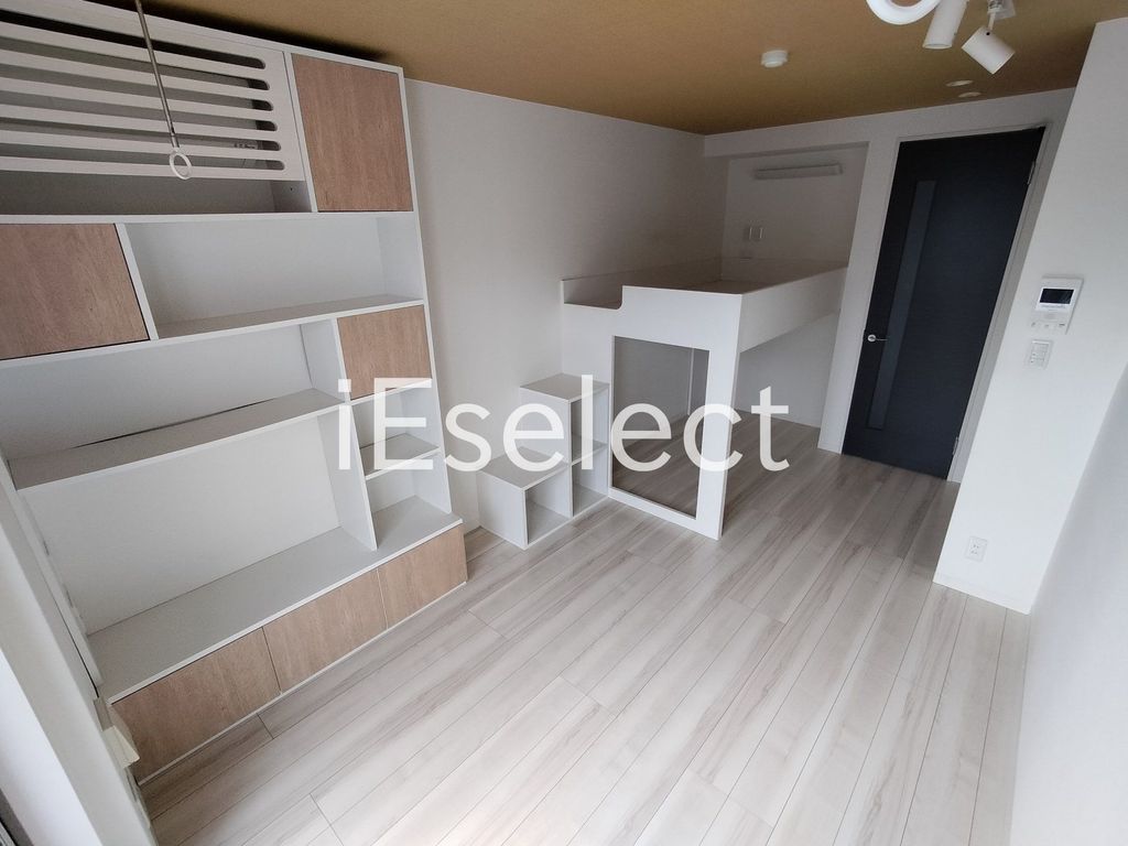居室・リビング　バルコニー側からのお部屋です