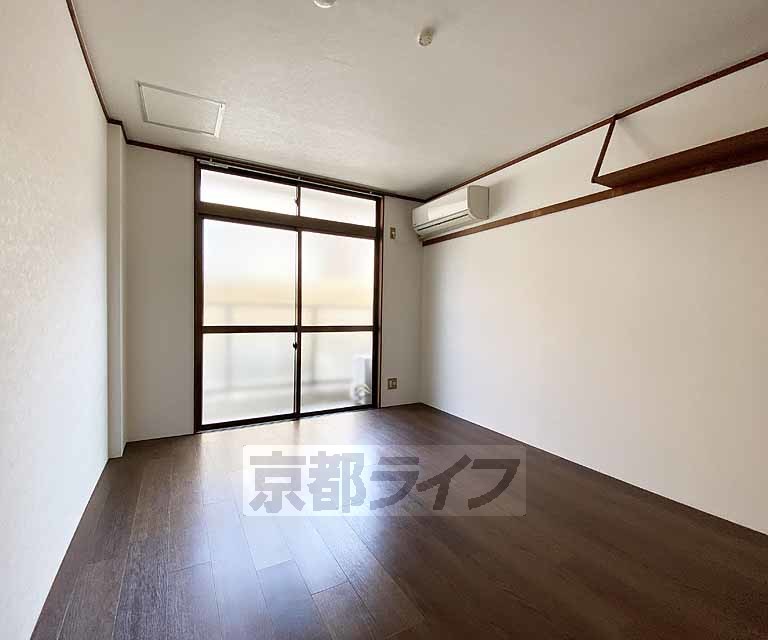 居室・リビング　落ち着いた雰囲気のお部屋です