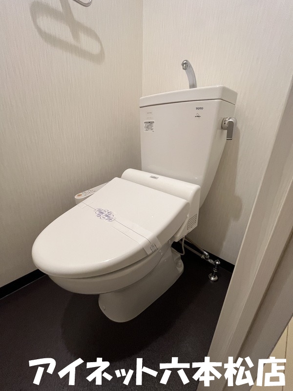 トイレ　ウォシュレット完備です。