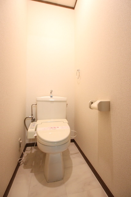 トイレ　嬉しい温水洗浄便座付き