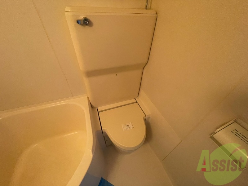 トイレ　ユニットバス内のトイレです。一人暮らしなら十分ですね。