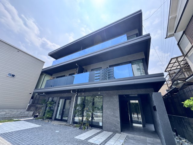 建物外観　洛西口駅徒歩8分。宅配ボックスやオートロック付きのRC造