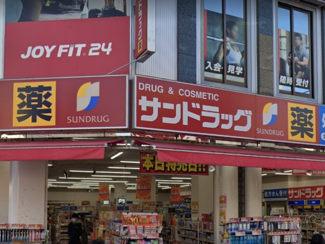 ドラックストア　サンドラッグ阪急富田駅前店（ドラッグストア）まで136m