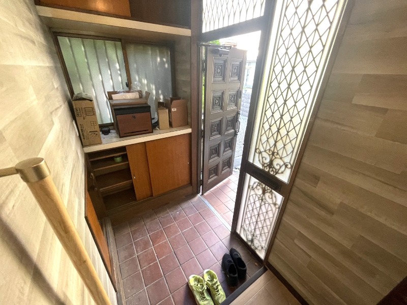 玄関　リフォーム施工中