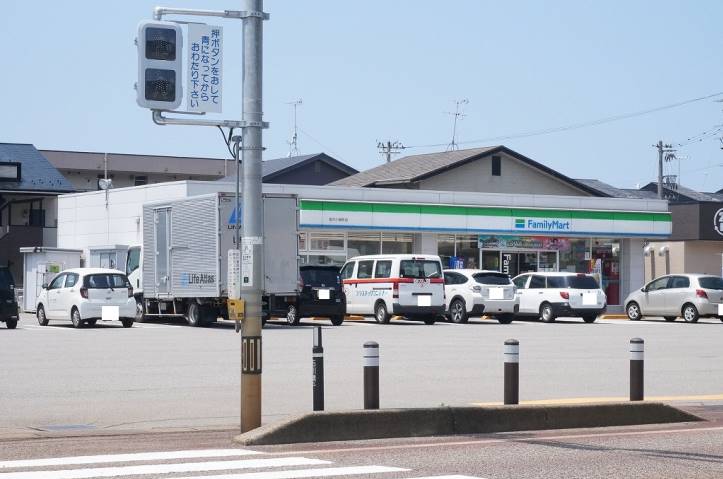 コンビニ　ファミリーマート（コンビニ）まで76m