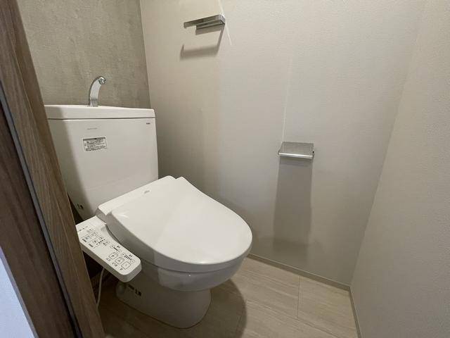 トイレ　シャワー付きトイレです。