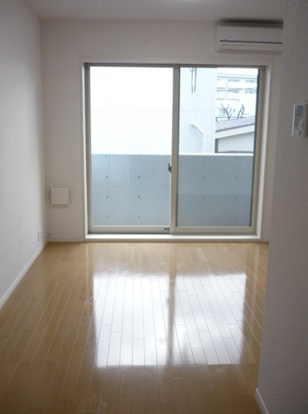 居室・リビング　落ち着いた色合いの床材を使用した居住空間