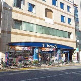 ドラックストア　トモズ王子店（ドラッグストア）まで562m