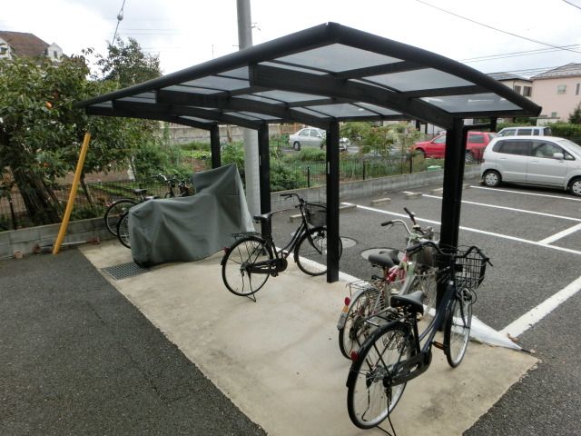 その他共有部分　屋根付きの駐輪場です。