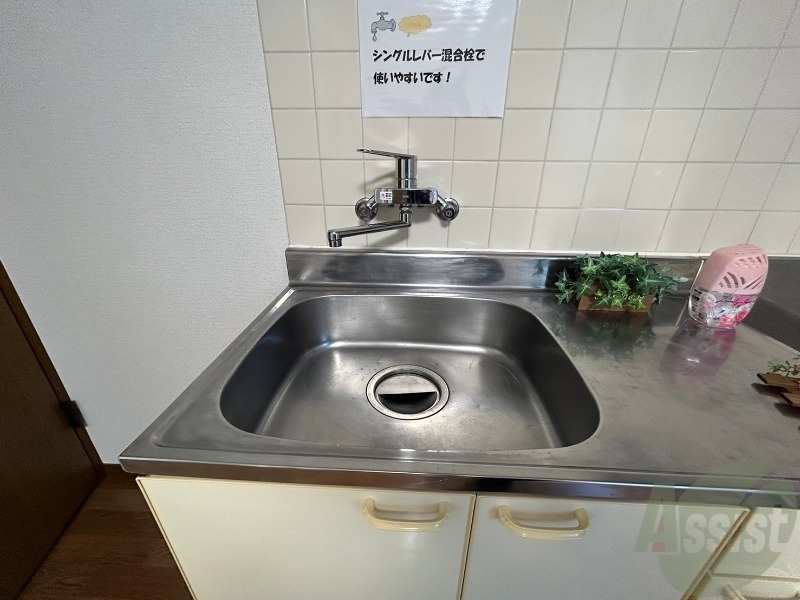 洗面設備　キッチンのシンクはピカピカで掃除意欲が湧いてきそう！