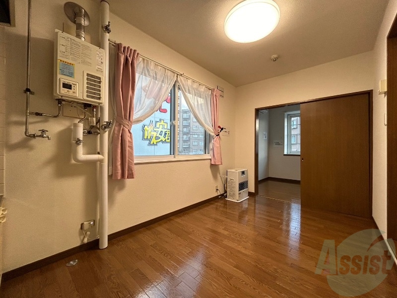 居室・リビング　木目のフローリングは落ち着きのある印象のお部屋になりますね。