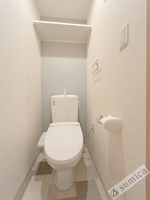トイレ　人気アイテムの温水洗浄便座。清潔感のあるトイレです。