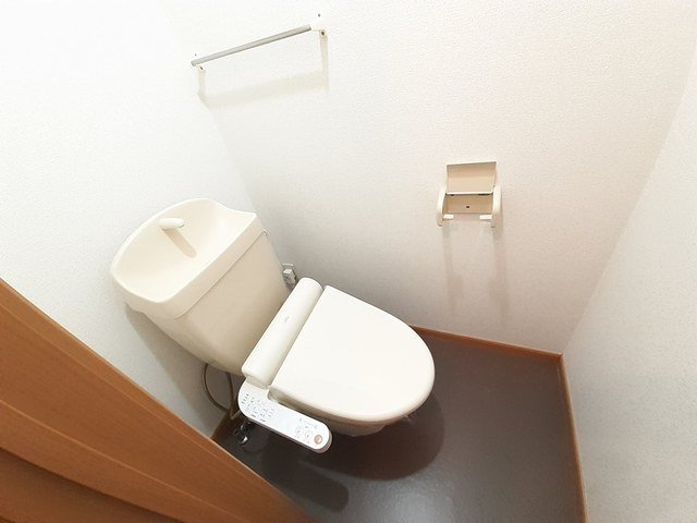トイレ　落ち着いた色調のトイレです