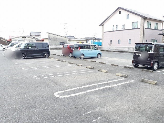 駐車場　車をお持ちの方に嬉しい駐車場付きの物件です