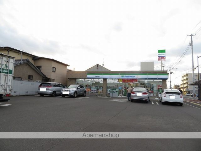 コンビニ　ファミリーマート（コンビニ）まで725m