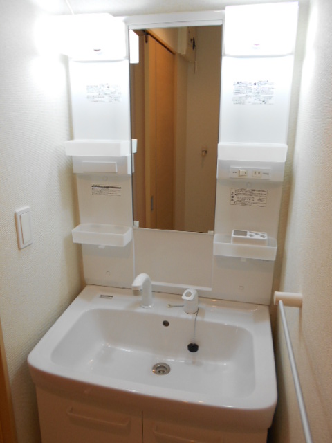 洗面設備　シャワー付洗面化粧台・屋内洗濯機置場完備