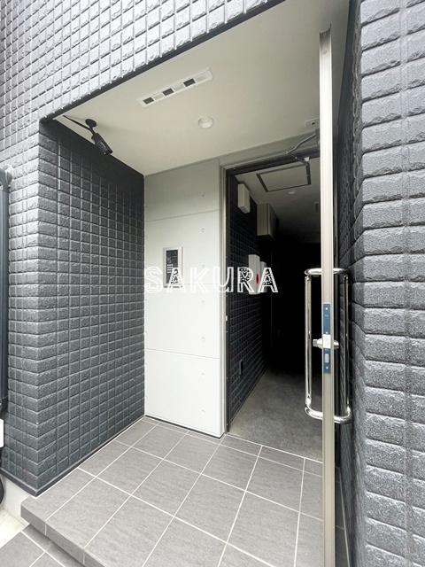エントランス　重厚感のある建物デザイン♪