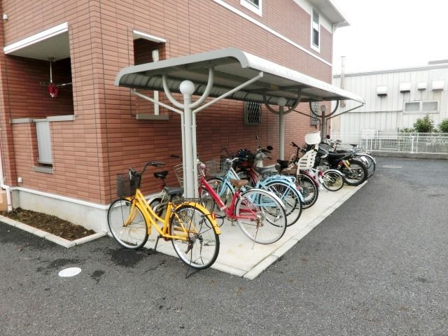 その他　屋根付き駐輪場。