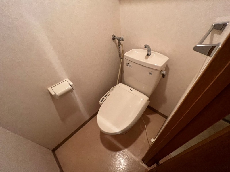 トイレ　トイレです。清潔感があり安心して使えますね。