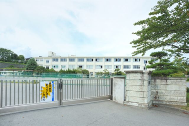 中学校　成瀬中学校（中学校）まで700m