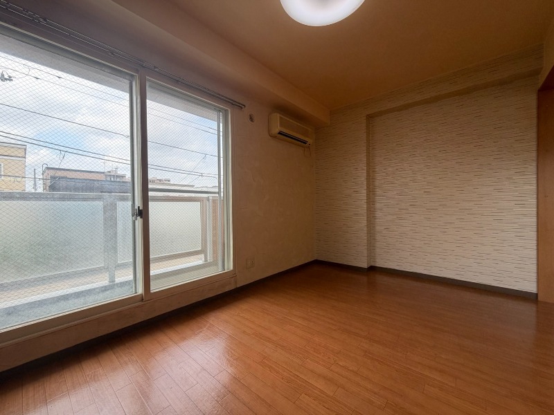 その他部屋・スペース　寝室はこちらです。光が差し込む、温かみのあるお部屋です。