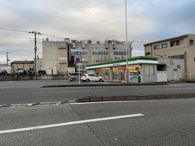 コンビニ　ファミリーマート作の口小学校前（コンビニ）まで1000m